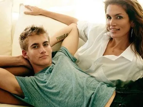 Siêu mẫu Cindy Crawford suy sụp vì cái chết đột ngột của con trai ở tuổi 27