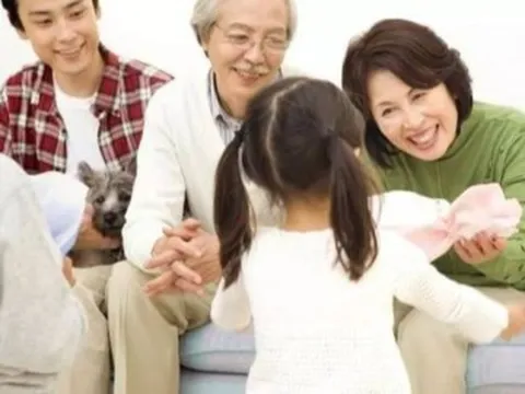 Ghen tỵ vì bà thông gia được chăm con gần cháu lúc về già, tới lúc tôi chuyển về sống chung mới thấy: Ác mộng!