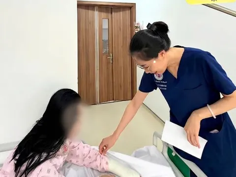 Đứng ngó xuống từ ban công, bé gái 11 tuổi trượt chân rơi từ tầng 2