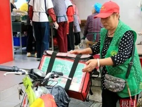 Người phụ nữ thu gom phế liệu đưa cơm cho 12 cụ già neo đơn suốt 3 năm