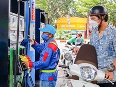 Giá xăng dầu tiếp tục tăng, E10 vượt 27.000 đồng/lít