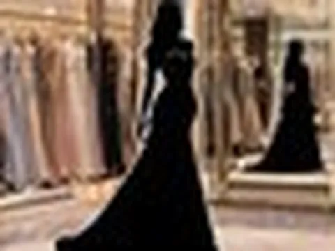 Rần rần tin 1 nàng hậu Miss Universe làm hỏng 2 bộ váy 620 triệu, nghe đền 35 triệu liền thái độ lồi lõm và nhận luôn trát hầu tòa