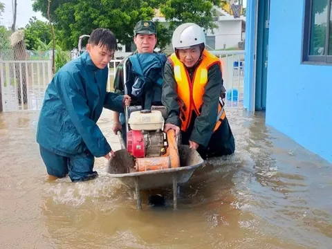 Trường học nhiều nơi cho học sinh tạm nghỉ vì mưa lớn