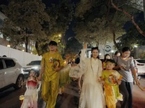 Diễn viên nhí 6 tuổi Koka Bình Nguyên gây chú ý tại Lễ hội Trăng Rằm, dẫn đầu đoàn chị Hằng, chú Cuội