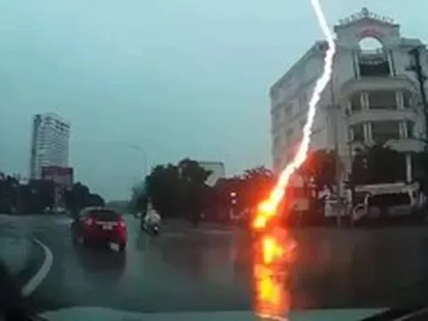 Clip sét tóe lửa đánh trúng người đi xe máy ở Nghệ An
