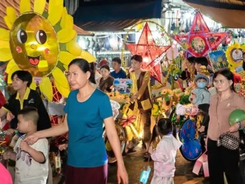 Thiếu nhi TPHCM rộn ràng rước đèn đón tết Trung thu
