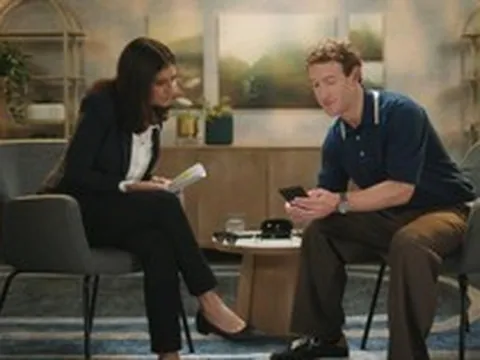 Chiếc điện thoại Samsung trên tay Mark Zuckerberg khiến nhiều người bất ngờ