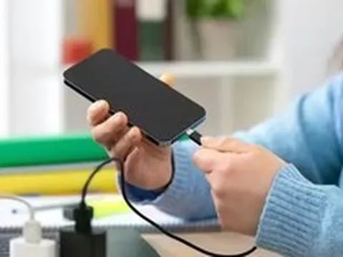 Lời khuyên cho những người thường xuyên sạc điện thoại đến 100%
