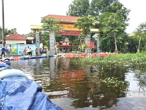 Đắp bờ, bơm nước để đưa gần 2.000 học sinh trở lại trường sau lũ