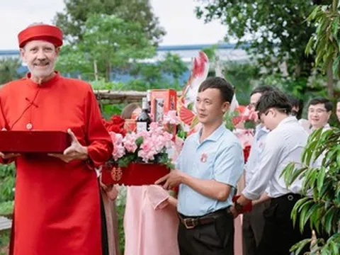 Chú rể 64 tuổi bay nửa vòng trái đất từ Mỹ về Đắk Lắk cưới vợ kém 21 tuổi