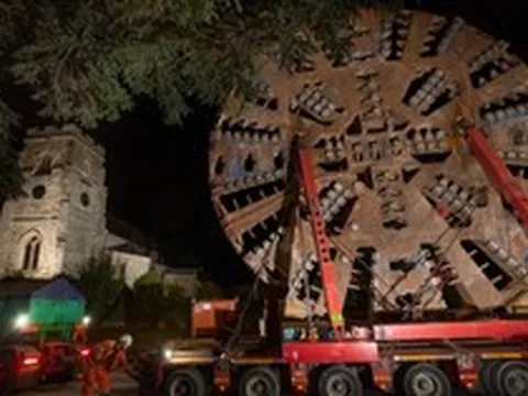 Phát hiện quái vật sắt nặng 160 tấn được vận chuyển bằng đoàn xe hộ tống, di chuyển trên 48 bánh xe, âm thầm thực hiện một nhiệm vụ quan trọng lúc nửa đêm