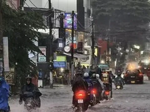 Mưa lớn quay lại Nam Bộ, miền Trung