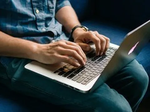 Lời khuyên cho những người hay có thói quen đặt laptop lên đùi