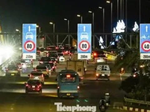 Cảnh cầu Nhật Tân ùn ứ trước giờ áp dụng quy định giữ khoảng cách