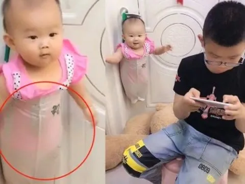 Nhờ con trai ở nhà trông em ít phút, mẹ "bó tay" khi trở về thấy con lủng lẳng nơi tay nắm cửa