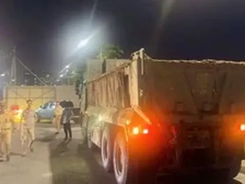 Hà Nội: Tài xế xe tải bị phạt 23 triệu đồng vì để bùn đất che lấp biển số