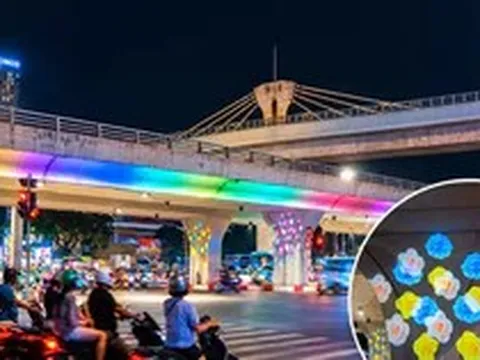 Cầu vượt Hà Nội khoác 'áo hoa' rực rỡ về đêm