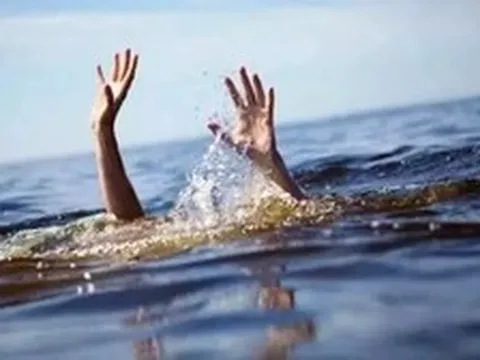 Sóng cuốn nhóm trẻ tắm biển ở Lâm Đồng, hai em tử vong