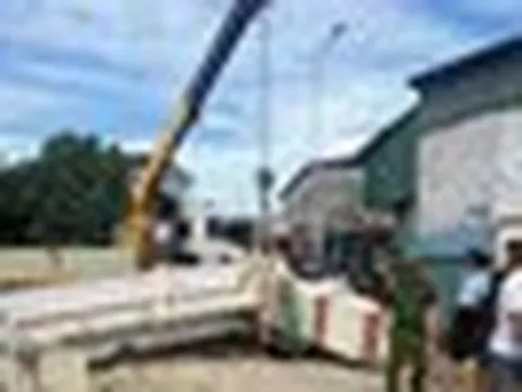 Xe cẩu va cổng làng, bé trai lớp 3 bị đứt lìa cánh tay