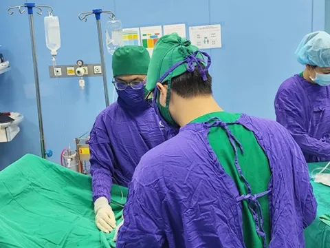 Tắm hồ về, bé trai 14 tuổi xuất hiện dấu hiệu bất thường, phải cắt bỏ tinh hoàn