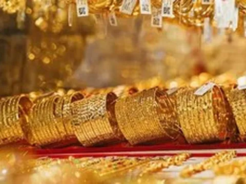 Giá vàng hôm nay: Vàng tiếp tục giảm, rời xa mốc 4.300 USD