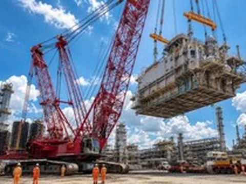 Phát hiện khối sắt nặng 3.000 tấn được di chuyển bằng 100 xe hộ tống, đưa đến công trường để thực hiện nhiệm vụ quan trọng