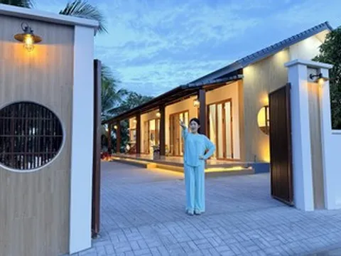 3 chị em ở Đồng Tháp cải tạo nhà 70 năm tuổi tặng bố mẹ, lắp hơn 200 bóng đèn