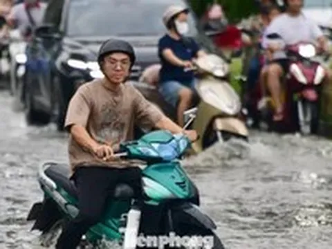 Nhiều tuyến đường ở TPHCM ngập sâu do triều cường
