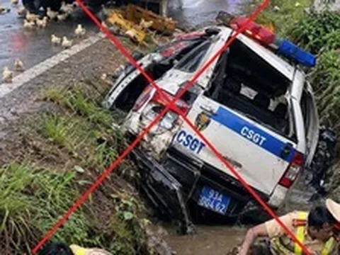 Sự thật hình ảnh xe công an và 2 CSGT nằm dưới mương nước