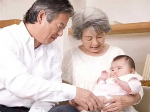 Nghỉ hưu rồi mới hiểu: Tại sao ngày càng nhiều người thích chăm sóc cháu hơn là sống hưởng thụ một mình