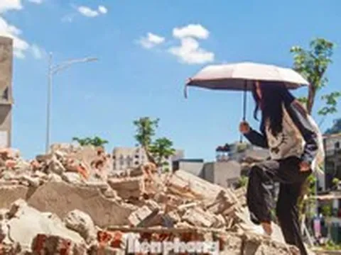 Ngổn ngang những đống phế thải trên Vành đai 1
