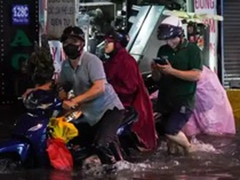 12 tuyến đường ở TPHCM ngập sau mưa lớn, có nơi ngập hơn 1 mét
