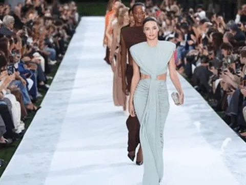 Siêu mẫu 4 con lấy chồng tỷ phú kém 7 tuổi gây bão ngày trở lại