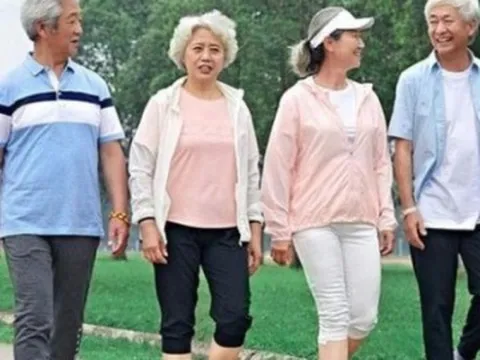 Nghỉ hưu lên ở với con để tận hưởng tuổi già, ai ngờ khó xử vì một người đàn ông tán tỉnh