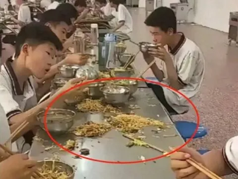 Bức ảnh học sinh cấp 2 ăn trưa ở căn tin trường khiến phụ huynh sửng sốt: Nhìn kỹ mới thấy điều bất thường