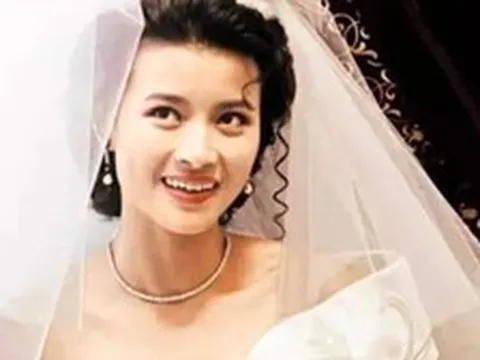 Hoa hậu làm mẹ đơn thân suốt 20 năm bất ngờ có tin vui
