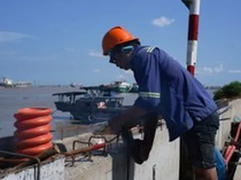 Công nhân 'đội nắng, thắng mưa' thi công đê kè tại siêu dự án ở TP.HCM