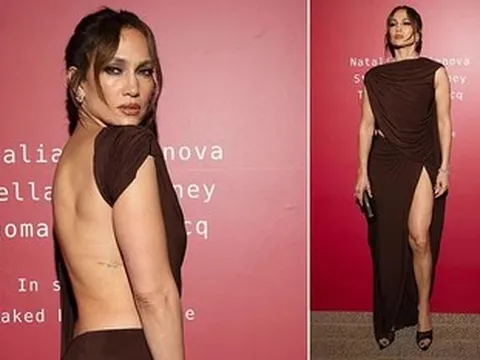 Ca sĩ Jennifer Lopez mặc váy xẻ trước hở sau khi đi tiệc từ thiện
