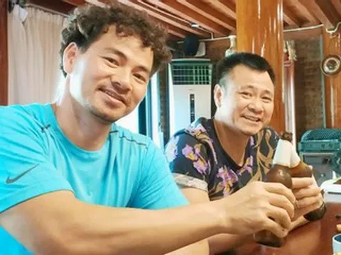 Cục trưởng Xuân Bắc và Tự Long 'mưa gió kệ trời', H'Hen Niê ăn ốc giữa nước ngập