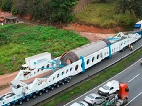 Phát hiện một xe moóc siêu trọng dài 123 mét, nặng 636 tấn di chuyển cùng đoàn xe hộ tống, thực hiện một nhiệm vụ chiến lược xuyên quốc gia