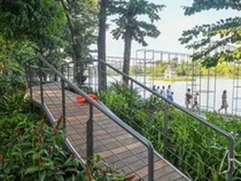 Công nhân gấp rút hoàn thiện 'dải lụa' uốn lượn quanh Hồ Gươm