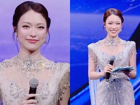 MC Khánh Vy gây sốt khi dẫn Miss Universe Vietnam, được Chủ tịch Nawat khen 'đẹp quá'