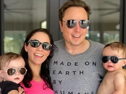 Elon Musk chia tay bạn gái