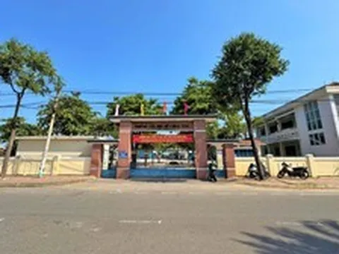 Công an tìm 'phụ huynh ảo' đăng bài học sinh làm hơn 10 trang bài tập mỗi đêm
