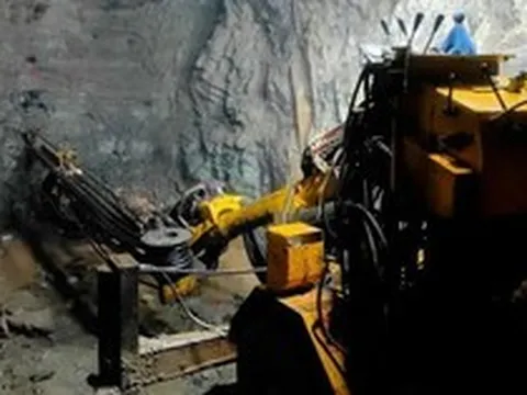 Khoan thăm dò quy mô lớn, hàng xóm Việt Nam bất ngờ tìm thấy hơn 1 triệu tấn 'vàng trắng' cho ngành xe điện, quy mô tăng 70%