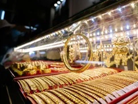 Giá vàng hôm nay 5-10: Vàng thế giới tăng nhẹ, vẫn loay hoay dưới 4.200 USD