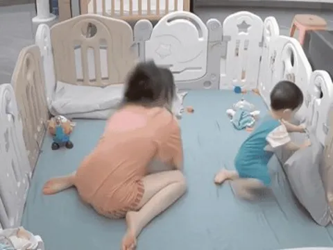 Tan làm về thấy vợ lúc nào cũng phờ phạc, chồng quyết định xem camera rồi ân hận trước cảnh tượng giữa nhà