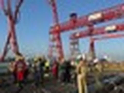 Tỷ phú Phạm Nhật Vượng đang cho triển khai siêu đường sắt 5,6 tỷ USD chưa từng có trong lịch sử: Gần 40 mũi thi công dọc theo 4 tỉnh thành, cần đúc 3.200 phiến dầm cho toàn tuyến