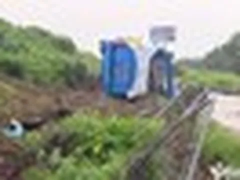 Xe khách chở 32 người lao khỏi cao tốc: Xe hỏng vẫn chạy, ai chịu trách nhiệm?