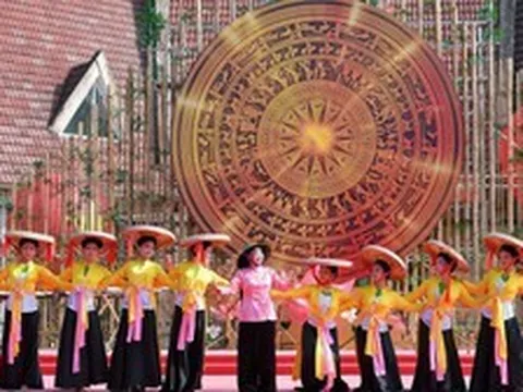 Đạo diễn Vạn Nguyễn đưa văn hóa Việt lên sân khấu bằng ngôn ngữ đương đại